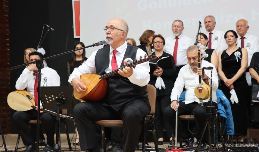 Edremit’te Türkü Gecesi: Yedi Bölge Yarenler Korosu Sahne Aldı