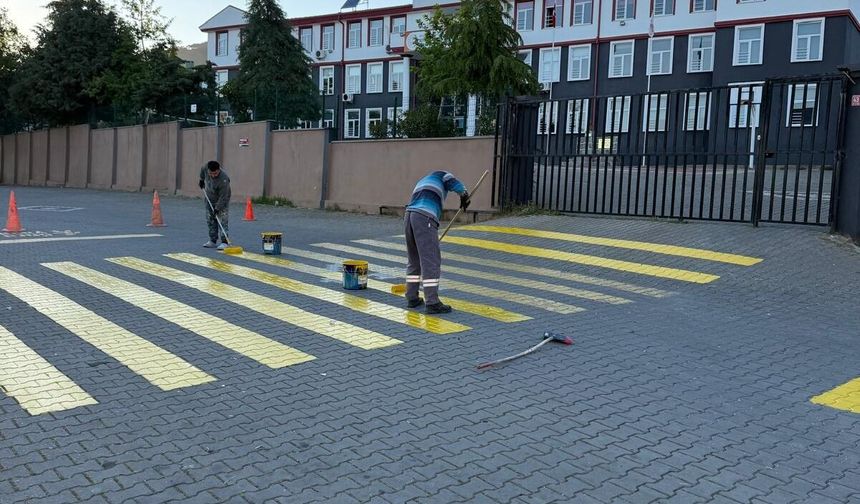 Edremit Belediyesi'nden Yaya Geçidi Çalışması: Altınoluk'ta Okul Önleri Yenileniyor