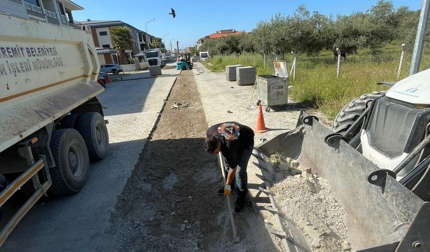 Edremit Belediyesi’nden Akçay’da Yol Seferberliği: 56. Sokak’ta Çalışmalar Sürüyor