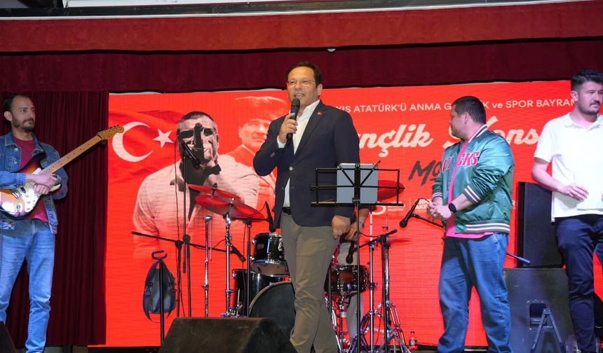 Sındırgı’da 19 Mayıs Coşkusu Dev Konserle Taçlandı: "Harikasın Sındırgı!"