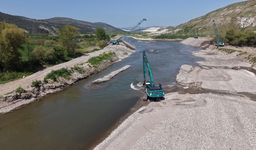 SİMAV ÇAYI'NDA TAŞKIN RİSKİNE KARŞI DEV HAMLE