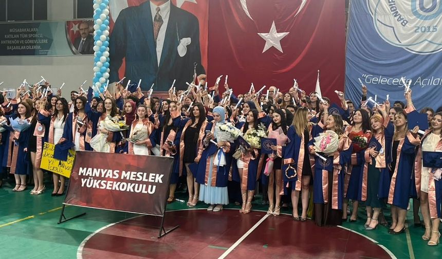 Diplomalarını Aldılar! Manyas MYO'da Mezuniyet Heyecanı