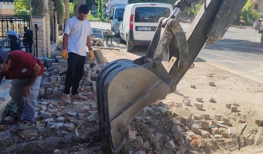 Edremit'te Yol Yenileme Çalışmaları Hız Kazandı: İskele Mahallesi'nde Bozuk Yollar Onarılıyor
