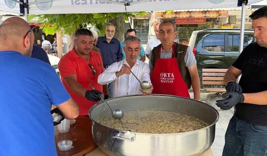 Manyas Belediyesi Atatürk Meydanı'nda Vatandaşlara Aşure Dağıttı