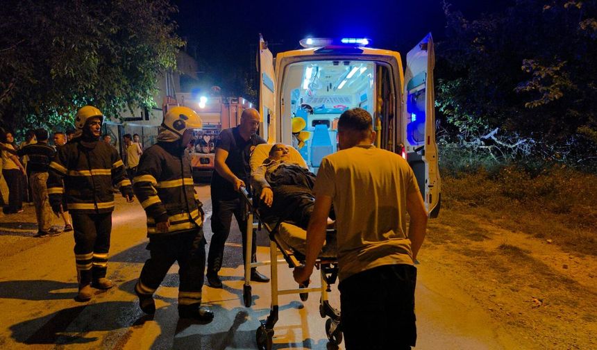 Adana Kozan'da Ev Yangını Faciası Kıl Payı Atlatıldı: 1 Kişi Dumandan Etkilendi!