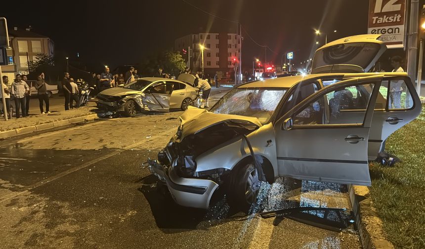 Erzincan’da Feci Kaza: Kavşakta İki Otomobil Çarpıştı, 5 Kişi Yaralandı!
