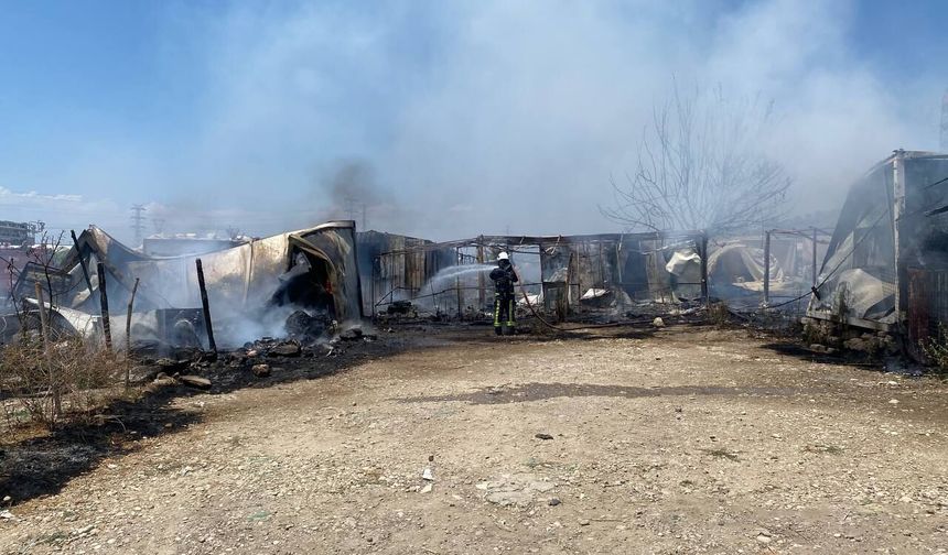 Antalya'da Tarım İşçilerinin Kaldığı 6 Konteyner Kül Oldu: 3 Aile Evsiz Kaldı