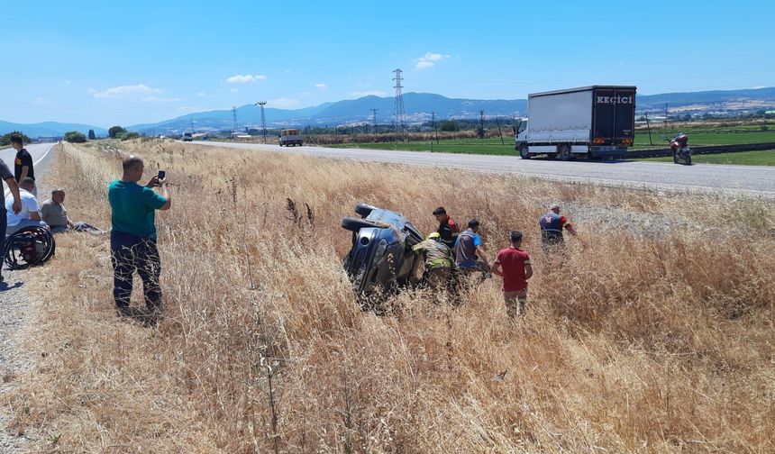 Gönen’de Trafik Kazası: Orta Refüje Çarpan Otomobil Yan Yattı!