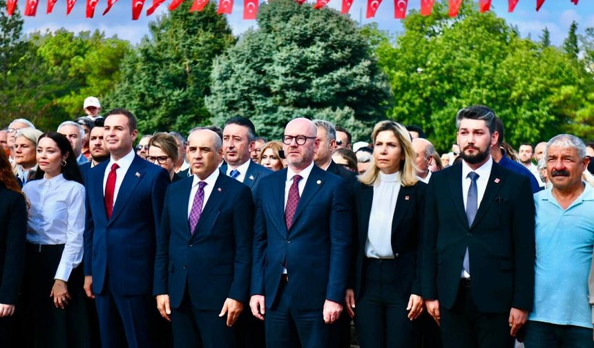 30 Ağustos töreninde çelenk krizi: CHP ve Yeni Parti karşı karşıya geldi