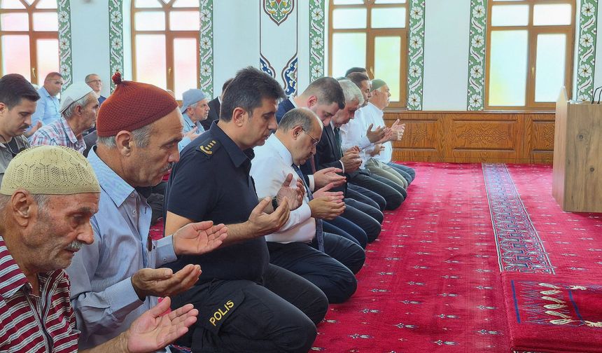 SINDIRGI’DA DEPREMİN 1. YILINDA DUALAR EDİLDİ, LOKMALAR PAYLAŞILDI