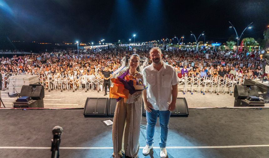 Gömeç Sahili'nde İğne Atsan Yere Düşmedi! Afra Konserinde Binlerce Kişi Tek Yürek Oldu!