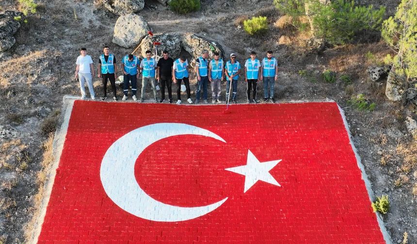 Dursunbey’de Tepeye Dev Türk Bayrağı! Tek Tepe’deki Ay Yıldız Yenilendi
