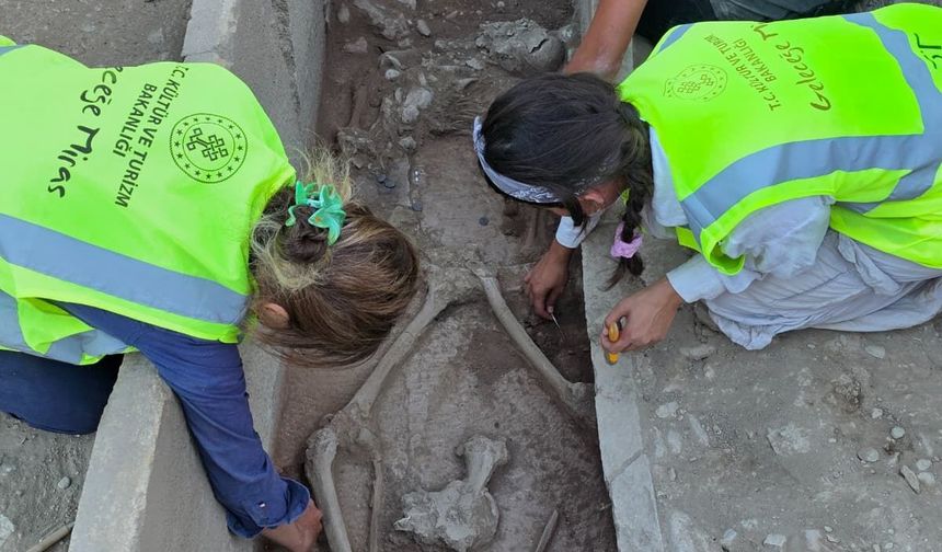 Arkeologlar Şaşkın! Aspendos Antik Kenti'nde 2 Bin 400 Yıllık Güreşçi Mezarı Keşfedildi!