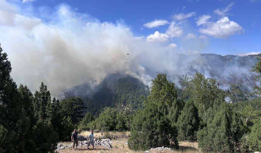 Manavgat'ta Alevlerle Zorlu Mücadele: 3 Uçak, 15 Helikopter Ve Yüzlerce Personel Bölgede!