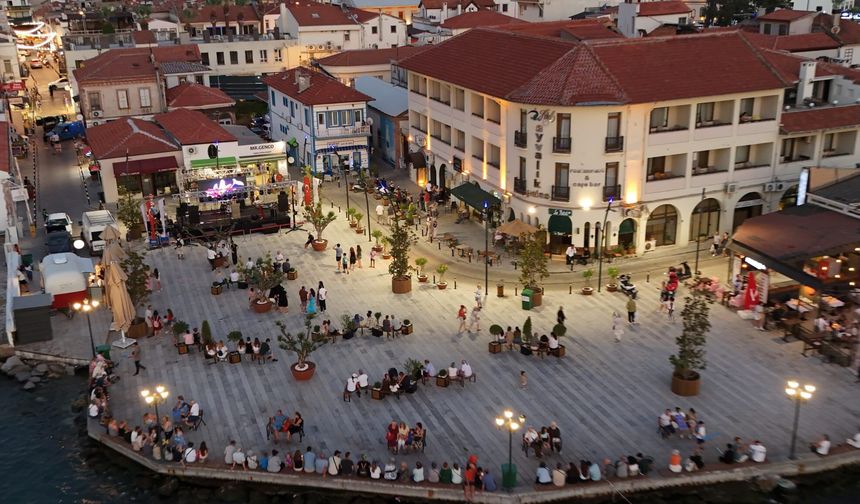 Yıllardır Otoparktı, Ayvalık'ın Yeni Yaşam Merkezi Oldu! Tarihi Gümrük Meydanı Açıldı!