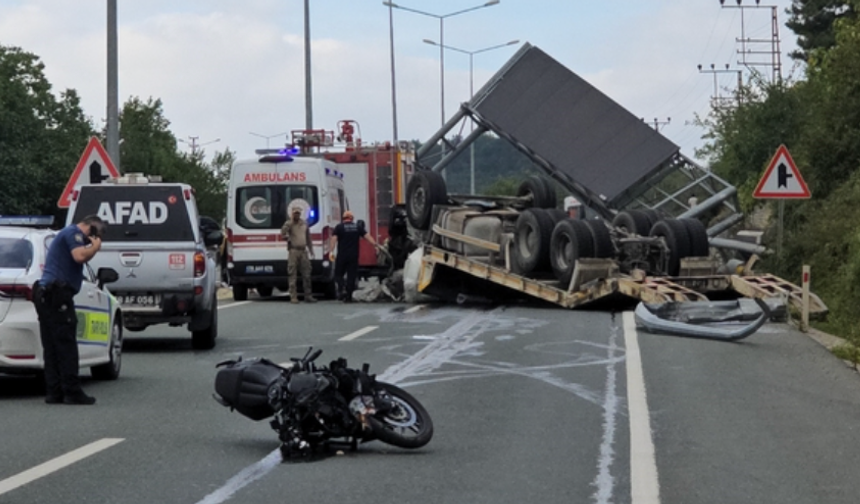 Çekici Karşı Şeride Geçti! Motosikletle Çarpıştı, 2 Kişi Hayatını Kaybetti