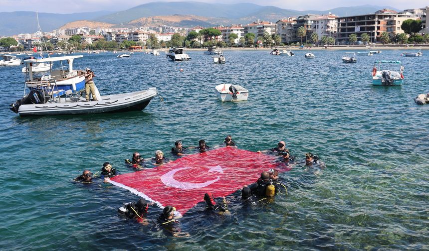 Erdek'te Derinlerde Gurur Dolu Anlar! Türk Bayrağını Denizin Altında Açtılar!