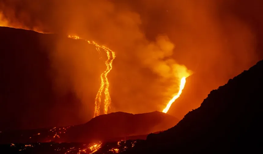Avrupa'da Son 20 Yılın En Büyük Felaketi! Etna Yanardağı Patladı, Havalimanı Kapatıldı!