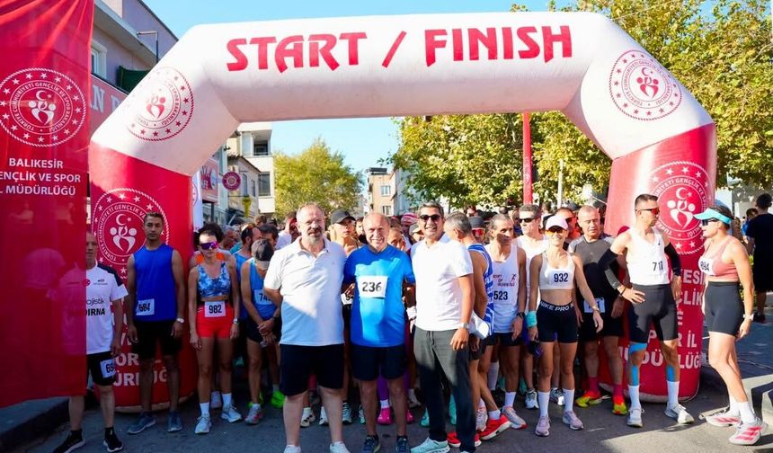 Gömeç Sokaklarında Unutulmaz Kareler: Dostluk Yol Koşusu’nda Kazanan Belirlendi!
