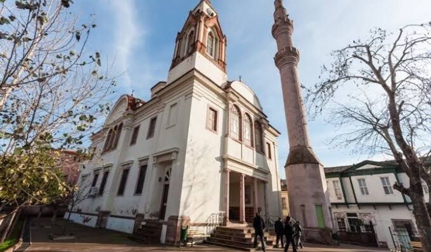 Ayvalık’ın Kalbindeki Mucize Yapı! Saatli Camii’nin Hikayesi: