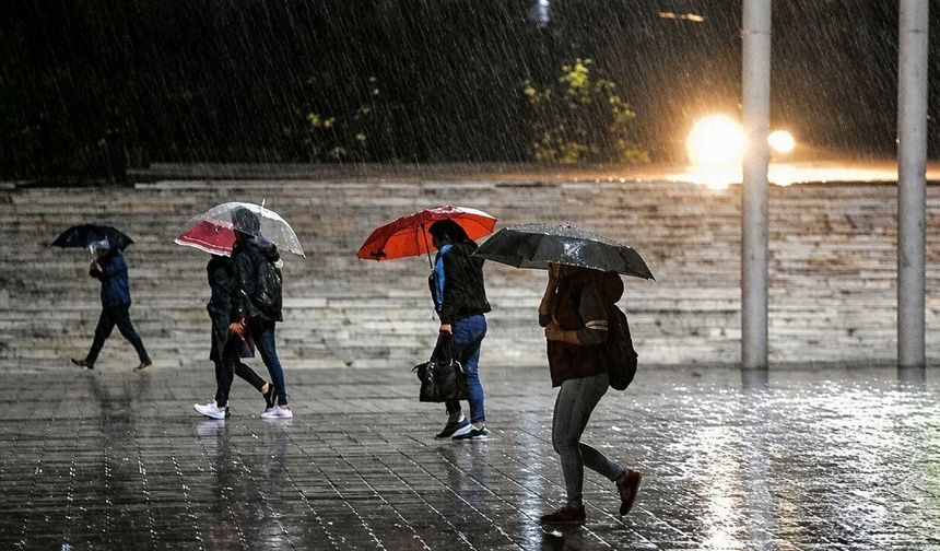 AKOM’dan Peş Peşe Sağanak Uyarısı! Yağışlı Hava Günlerce Sürecek!