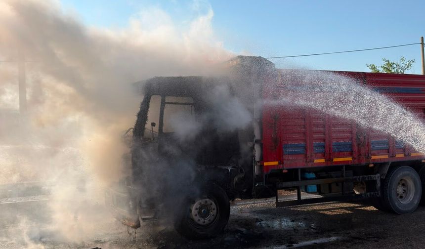 Gönen Cumhuriyet Bulvarı'nda Kamyon Yangını! Araç Kullanılamaz Hale Geldi!