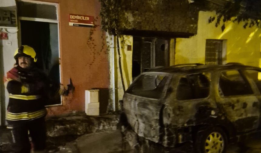 Bigadiç’te Felaketin Eşiğinden Dönüldü! Evin Önündeki Araç Alevlere Teslim Oldu