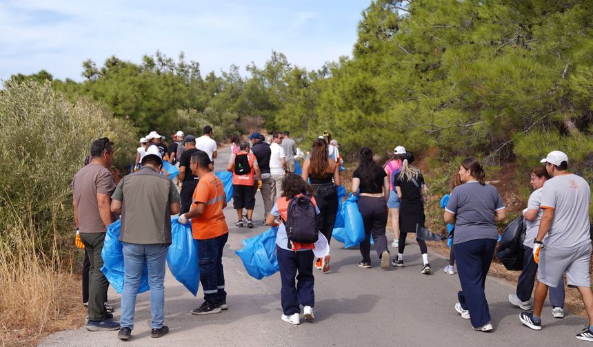 Ayvalık’ta Pazar Sabahı Ellerine Çöp Poşetlerini Aldılar! Başkan Ergin’den Çevre Uyarısı