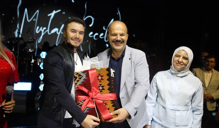 İvrindi’de Kurtuluş Günü Coşkusu: Mustafa Ceceli Konseriyle Unutulmaz Gece