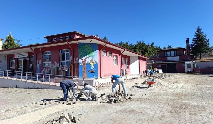 Dursunbey’de Okullar Yeni Eğitim Yılına Hazırlanıyor: Ekipler Sahada Çalışıyor!