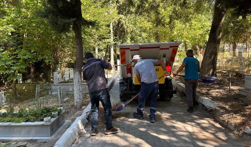 Dursunbey’de Mezarlıklara Titiz Dokunuş! Ekipler Dört Bir Yanda Çalışma Başlattı!
