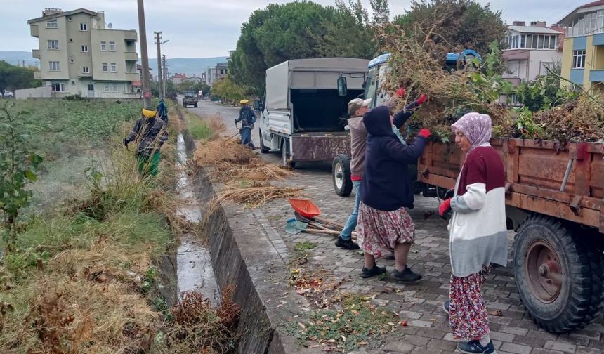 Bigadiç'te Su Baskınlarına Karşı Önlem! Belediye Ekipleri Sahaya İndi: Kanalizasyon Hatlarında Temizlik Mesaisi!