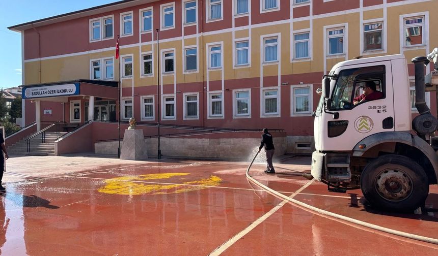 Dursunbey’de Öğrenciler İçin Okul Bahçelerinde Kapsamlı Temizlik!