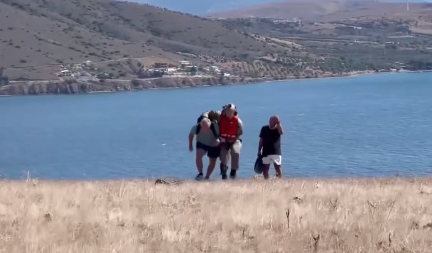 Balıkesir’de Yelkenli Tekne Su Alarak Karaya Oturdu! Kayalıklarda 2 Kişi Mahsur Kaldı!