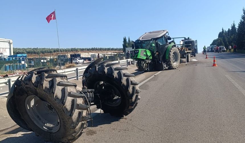 Bandırma-Susurluk Yolunda Kamyon Traktöre Arkadan Çarptı! Sürücü Araçta Sıkıştı