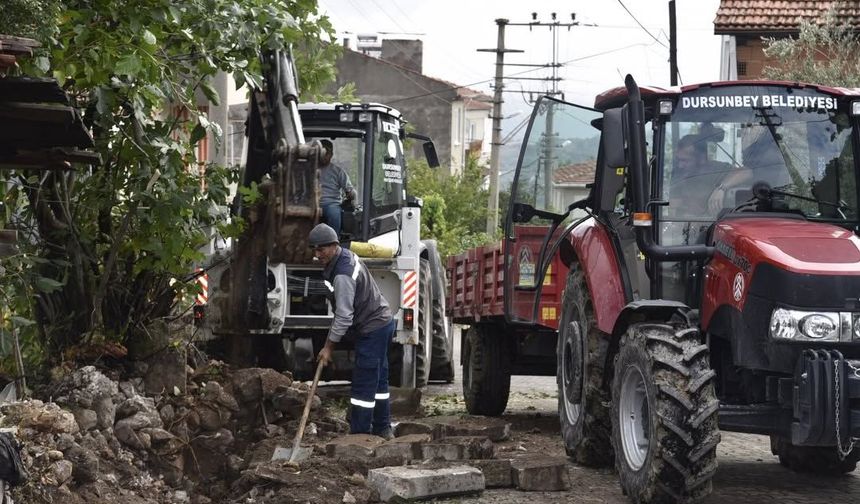 Dursunbey’de Büyük Altyapı Seferberliği! Fen İşleri Ekipleri Sahada: Yol Ve Bakım Çalışmaları Hız Kesmiyor!