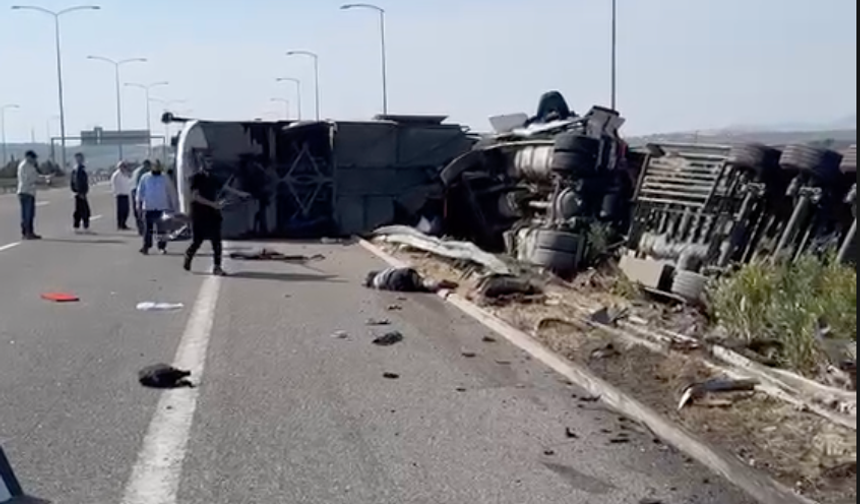 Akhisar Otoban Girişinde TIR ile Otobüs Çarpıştı! Çok Sayıda Ölü ve Yaralı Var