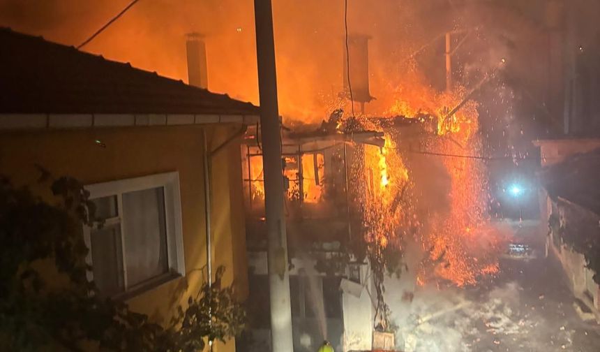 Bigadiç'te Gece Yarısı Yangın Paniği! İki Katlı Evin Çatısı Alevlere Teslim Oldu