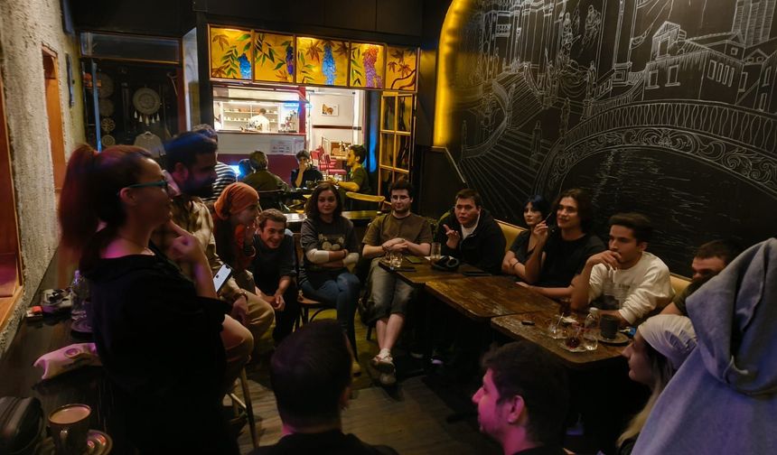 Balıkesir'de Gençler Ruby Coffee Shop'ta Kahve Eşliğinde Keyifli İngilizce Sohbet Etkinliğinde Buluştu!