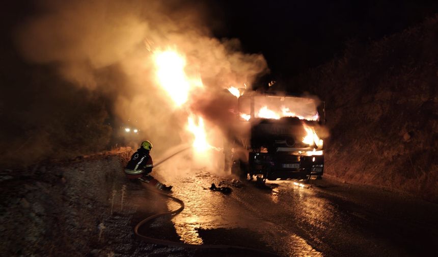 Havran'da Kamyon Alev Alev Yandı! Araç Kullanılamaz Hale Geldi