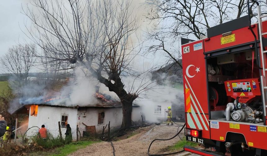 Manyas'ta korkutan ev yangını! Ev kullanılmaz hale geldi!