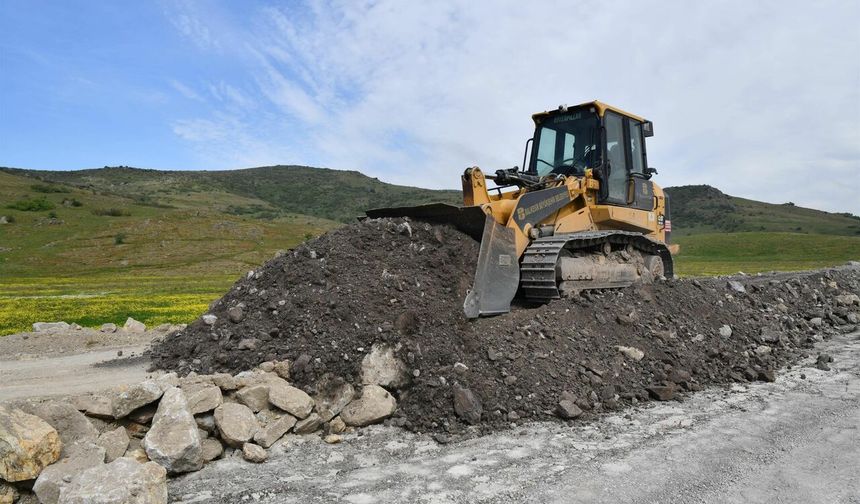 Gönen'de Kırsal Yollarda Güvenlik ve Konfor Atağı: Başkan Ahmet Akın’dan Yol Genişletme Hamlesi