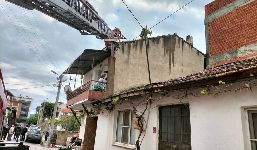 Havran’da Korku Dolu Anlar! Çatı Yangını Son Anda Söndürüldü