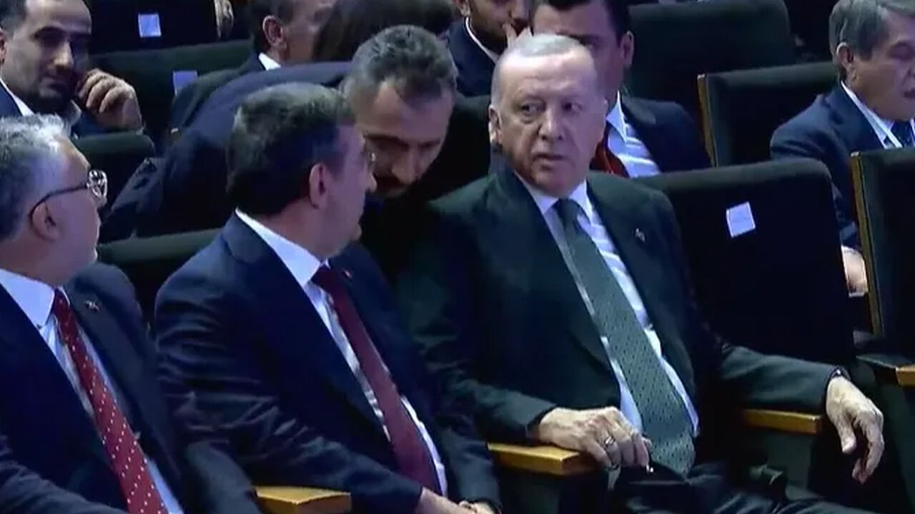324Cumhurbaskani Erdogana Telefon Geldi Salonu Terk Etti Programda Dikkat Ceken Anlar 17506781892820 3