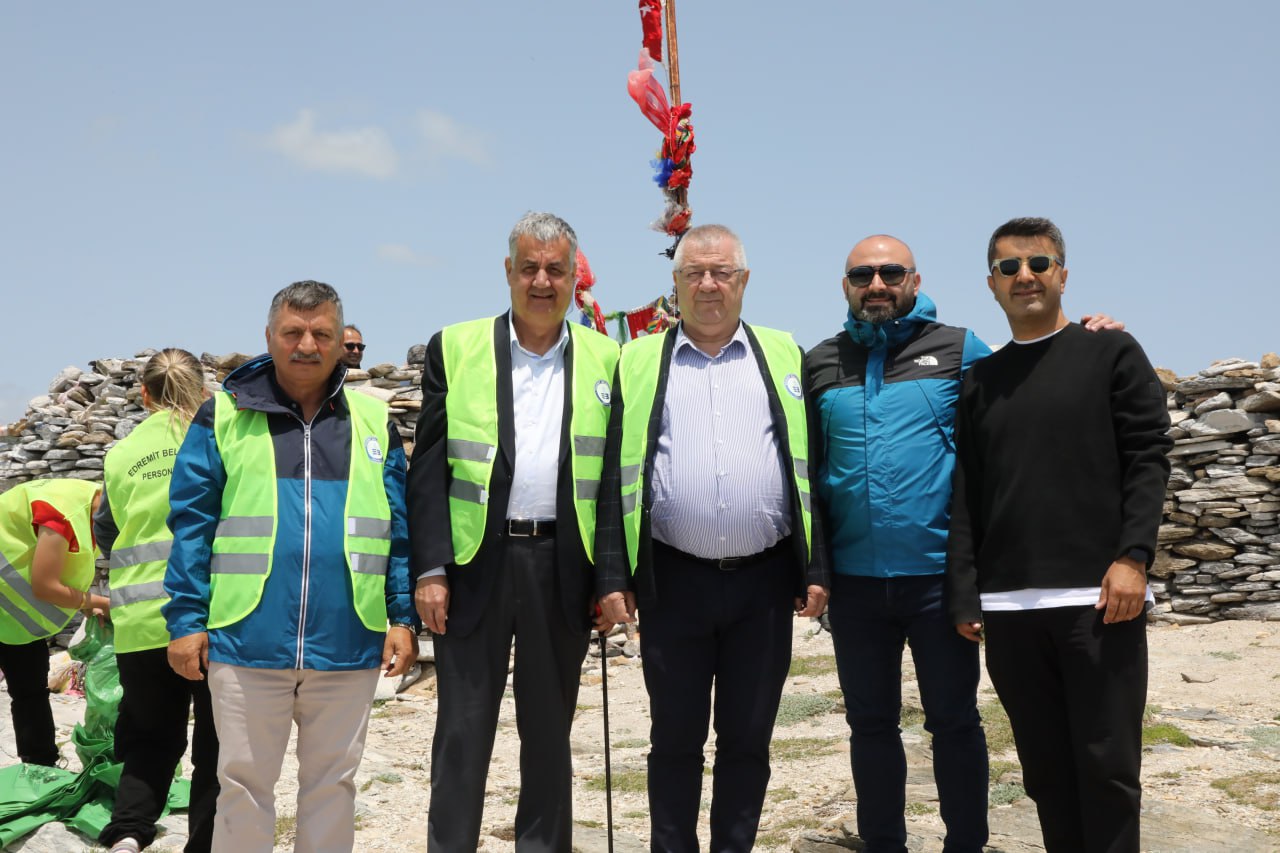 Edremi̇t Beledi̇yesi̇’nden Kazdağlari Zi̇rvesi̇nde Çevre Temi̇zli̇ği̇ (11)