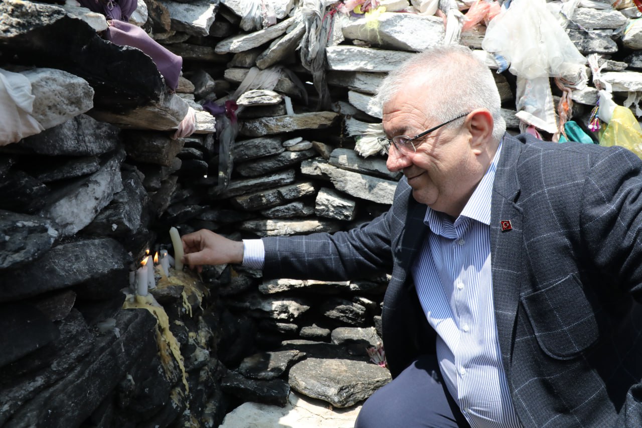 Edremi̇t Beledi̇yesi̇’nden Kazdağlari Zi̇rvesi̇nde Çevre Temi̇zli̇ği̇ (13)