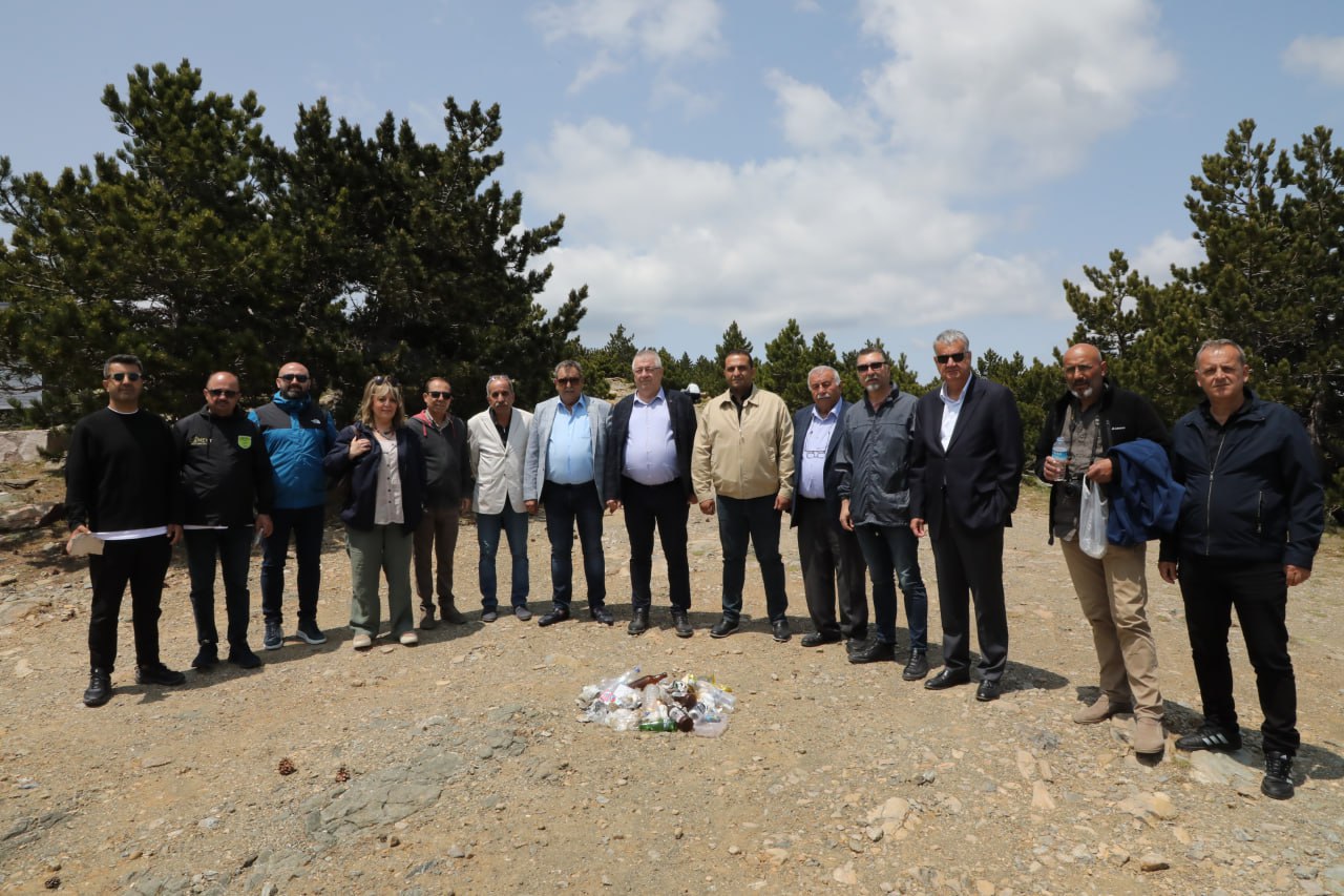 Edremi̇t Beledi̇yesi̇’nden Kazdağlari Zi̇rvesi̇nde Çevre Temi̇zli̇ği̇ (2)