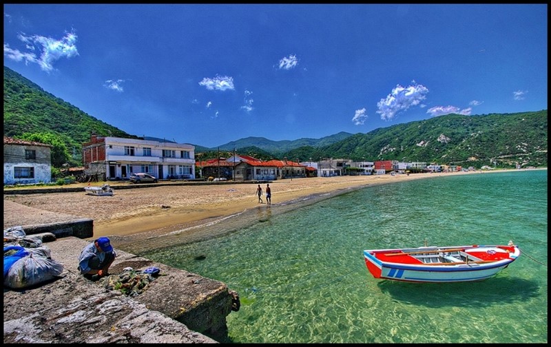 Bu Köyde Sadece 173 Kişi Yaşıyor! Balıkesir'in Saklı Cenneti, Şelalesi ve Masmavi Deniziyle Kendine Hayran Bırakıyor!