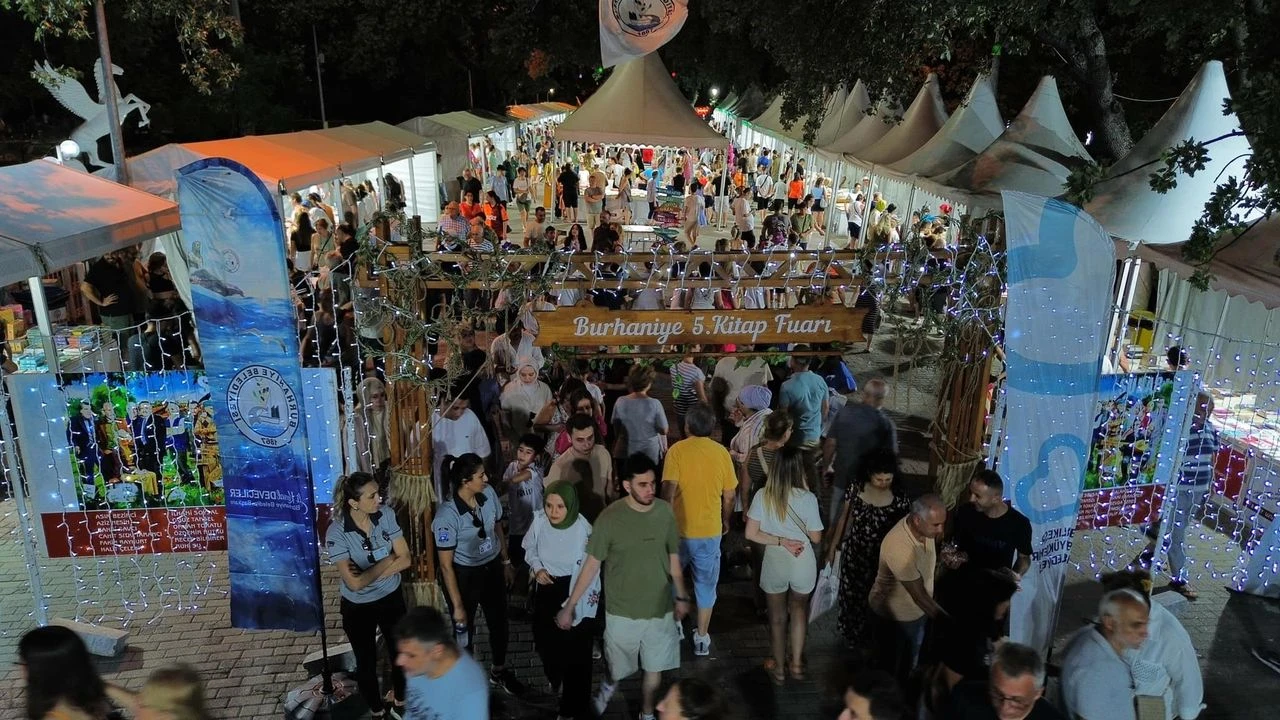 Burhaniye Kitap Fuarinda Yazarlar Ve Okurlar Bulustu0