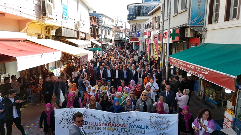 20. Ayvalik Uluslararasi Zeyti̇n Hasat Ve Turi̇zm Festi̇vali̇ Başladi (13)